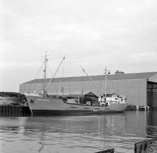 849434 Afbeelding van de houtcoaster Noordborg in de Protonhaven bij houthandel Jongeneel op het industrieterrein Lage ...